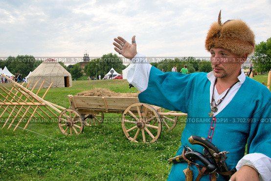 Историческая реконструкция казачьего стана на фестивале "Времена и эпохи" в Коломенском, Москва, Россия (2012 год). Редакционное фото, фотограф Николай Винокуров / Фотобанк Лори