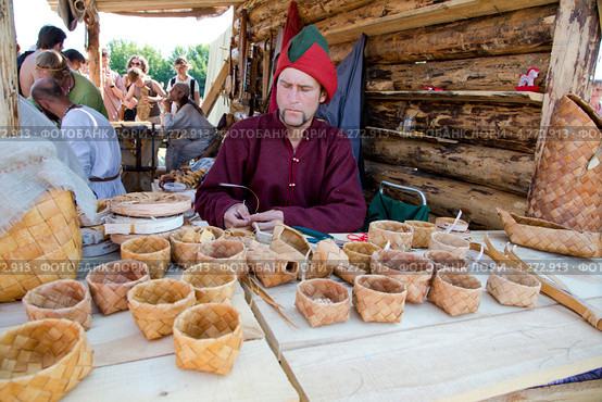 Историческая реконструкция старорусской мастерской по плетению посуды из бересты на фестивале "Времена и эпохи" в Коломенском, Москва, Россия (2012 год). Редакционное фото, фотограф Николай Винокуров / Фотобанк Лори