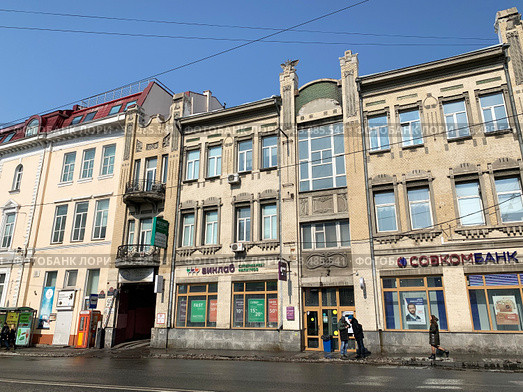 Историческое здание - доходный дом Унжакова, 1909 год постройки в солнечный день. Россия, город Владивосток, улица Светланская, дом 59 (2020 год). Редакционное фото, фотограф Овчинникова Ирина / Фотобанк Лори