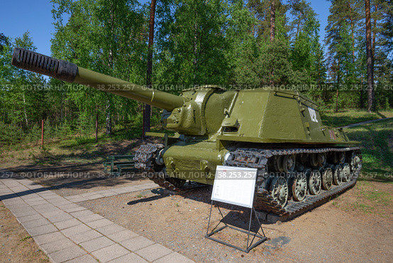 ИСУ-152 (Объект 241) — советская тяжёлая самоходно-артиллерийская установка периода Второй мировой войны солнечным летним днем. Парола, Финляндия (2017 год). Редакционное фото, фотограф Виктор Карасев / Фотобанк Лори