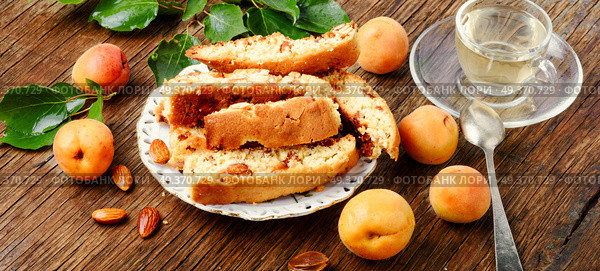 Italian biscotti cookies with the addition of almonds and dried fruits. Popular Italian biscotti. Стоковое фото, агентство Ingram Publishing / Фотобанк Лори