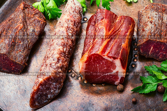 Italian meat platter.Cured meat and sausages.Smoked meat. Cured meat platter. Стоковое фото, агентство Ingram Publishing / Фотобанк Лори