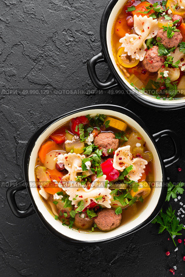 Italian minestrone soup with beef meatballs, vegetables and pasta in bowl. Italian minestrone soup with beef meatballs, vegetables and pasta. Стоковое фото, агентство Ingram Publishing / Фотобанк Лори