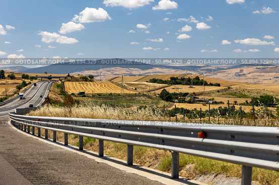 Италия. Апулия. Дорога с видом на горы и поля. Italy. Apulia. Road with a view of mountains and fields. Стоковое фото, фотограф Алексей Смышляев / Фотобанк Лори