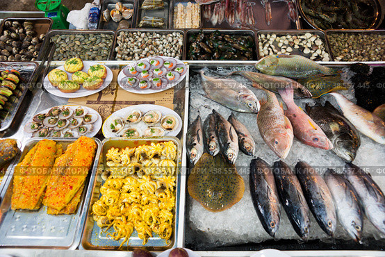 Италия. Катанья. Торговля морепродуктами на рыбном рынке. Italy. Catania. Trade of seafood at the fish market. Стоковое фото, фотограф Алексей Смышляев / Фотобанк Лори