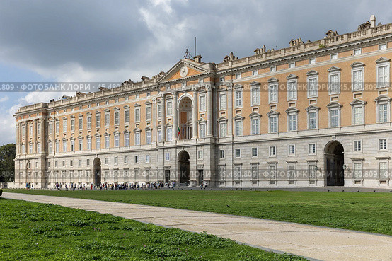 Италия. Казерта. Историческое здание Королевского дворца. Italy. Caserta. The historical building of the Royal Palace. Стоковое фото, фотограф Алексей Смышляев / Фотобанк Лори