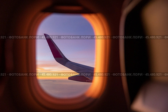Италия. Неаполь. Вид на крыло самолета из иллюминатора. Italy. Naples. View of the aircraft wing from the window. Стоковое фото, фотограф Алексей Смышляев / Фотобанк Лори