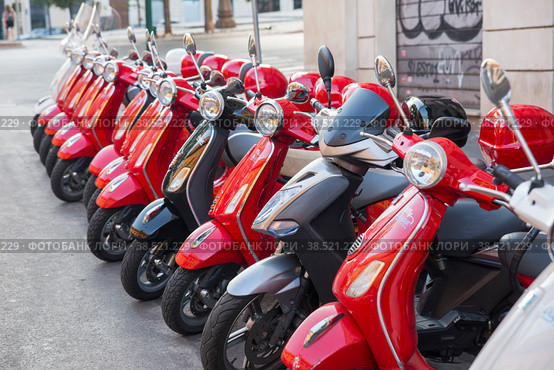 Италия. Рим. Мотороллеры Веспа в салоне проката скутеров. Italy. Rome. Vespa scooters in the scooter rental salon. (2016 год). Редакционное фото, фотограф Алексей Смышляев / Фотобанк Лори