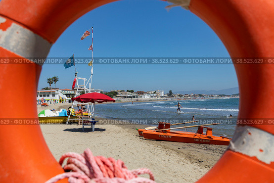 Италия. Скаури. Спасательное оборудование на станции на морском пляже. Italy. Scouting. Rescue equipment at the station on the sea beach. (2022 год). Редакционное фото, фотограф Алексей Смышляев / Фотобанк Лори