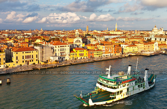 Italy. Venice. Top view of the Dorsoduro district, Church of San Trovaso, embankment Zattere and car ferry on the Giudecca Channel at the Sunset (2016 год). Редакционное фото, фотограф Виктория Катьянова / Фотобанк Лори