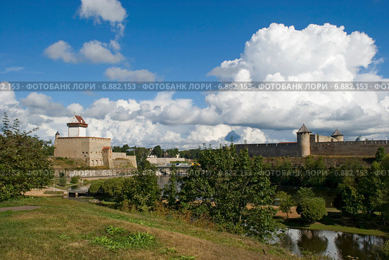 Ивангородская крепость и  Нарвский замок. Россия. Эстония (2014 год). Стоковое фото, фотограф Александр Щепин / Фотобанк Лори