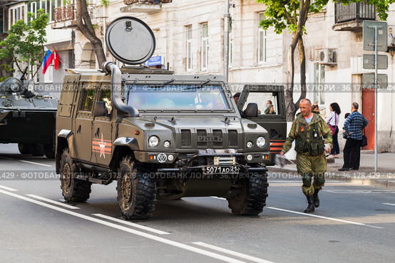 Iveco LMV military car stands on a street (2018 год). Редакционное фото, фотограф EugeneSergeev / Фотобанк Лори