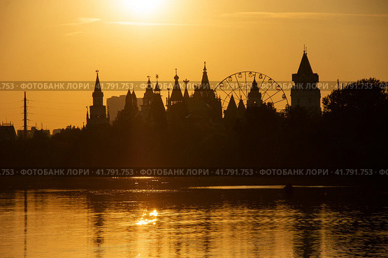 Измайловский Кремль в лучах заката (2023 год). Редакционное фото, фотограф Елизавета Корнилова / Фотобанк Лори