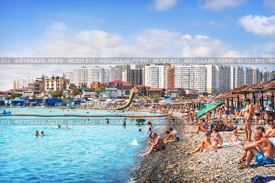 Изумрудное Черное море, лежаки и зонтики, Алексино, Краснодарский край, Новороссийск (2022 год). Редакционное фото, фотограф Baturina Yuliya / Фотобанк Лори