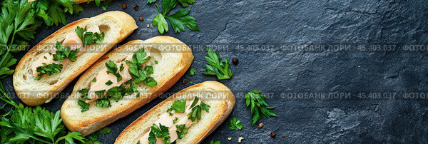 Изысканные риетты из лосося на хрустящей багетной тарелке для вдохновения при весеннем ужине. Стоковое фото, фотограф ФотоИнтеллект / Фотобанк Лори