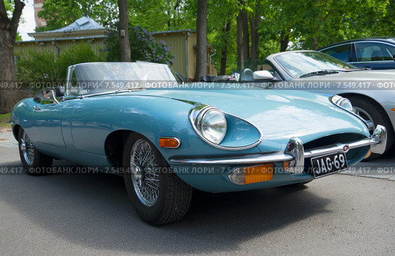 Jaguar E родстер (OTS) Series 2 на выставке-параде спортивных автомобилей в Турку. Финляндия (2015 год). Редакционное фото, фотограф Виктор Карасев / Фотобанк Лори