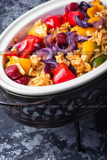 jambalaya in chafing dish. chafing dish with Jambalaya with chicken and sausage with hot spices. Стоковое фото, агентство Ingram Publishing / Фотобанк Лори
