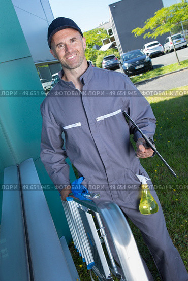 janitor holding a foldable ladder. Стоковое фото, агентство Ingram Publishing / Фотобанк Лори