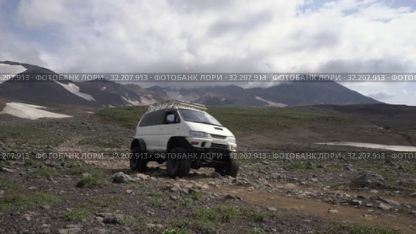 Japanese SUV Mitsubishi Delica 4x4 driving on mountain road (2019 год). Редакционное видео, видеограф А. А. Пирагис / Фотобанк Лори