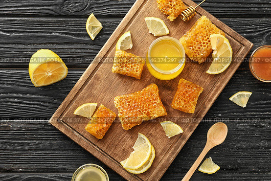 Jar with sweet honey and pieces of fresh combs on wooden board. Стоковое фото, фотограф Pixel_shot / Фотобанк Лори