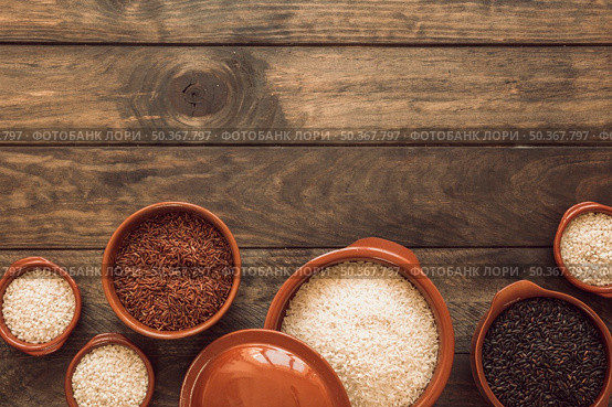 jasmine brown wholemeal rice white rice organic rice bowl wooden table. Стоковое фото, агентство Ingram Publishing / Фотобанк Лори
