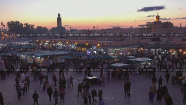 Jemaa el Fna square crowded at sunset, Marrakesh (2018 год). Стоковое видео, видеограф Михаил Коханчиков / Фотобанк Лори