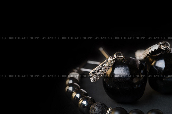jewel handmade bracelet with semipreciouse stones and earrings with black  semiprecious gem jet at black background. Стоковое фото, агентство Ingram Publishing / Фотобанк Лори