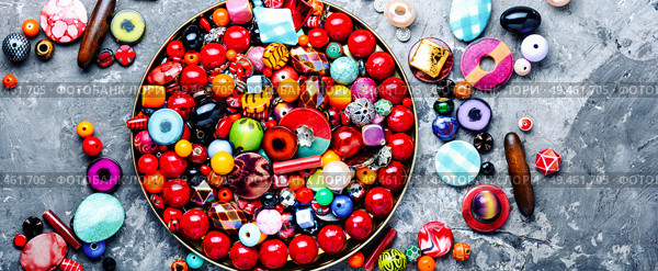 Jewelry making.Variety of shapes and colors to make bead necklace. Beads or colorful beads. Стоковое фото, агентство Ingram Publishing / Фотобанк Лори