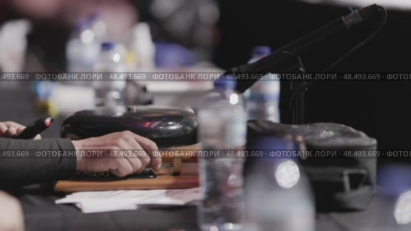 Judge uses gavel in courtroom. Стоковое видео, видеограф Константин Шишкин / Фотобанк Лори
