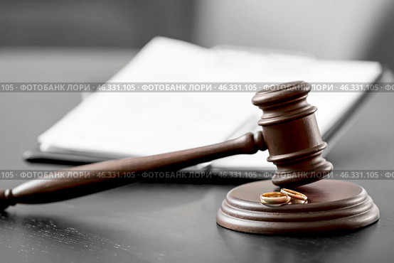 Judge's gavel, rings and divorce decree on dark background. Стоковое фото, фотограф Pixel_shot / Фотобанк Лори