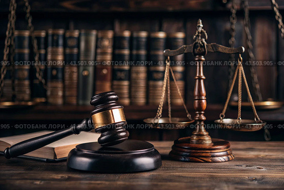 Justice and the law. A wooden hammer, books and scales on the table. The court session. Стоковое AI-изображение, AI-художник Photojuli / Фотобанк Лори