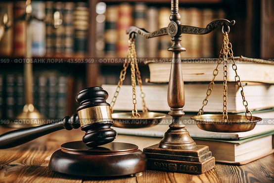 Justice and the law. A wooden hammer, books and scales on the table. The court session. Стоковое AI-изображение, AI-художник Photojuli / Фотобанк Лори