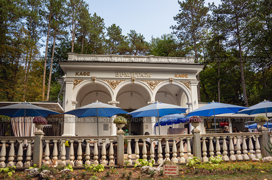 Кафе «Эрмитаж» в Нижнем парке курортного Кисловодска. Терренкур № 3, 2. Редакционное фото, фотограф Наталья Гармашева / Фотобанк Лори