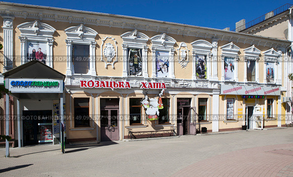 Кафе «Казацкая хата». Улица Ленина (бывший Азовский проспект). Бердянск. Запорожская область. Редакционное фото, фотограф Сергей Афанасьев / Фотобанк Лори