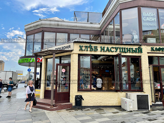 Кафе-пекарня "Хлеб насущный". Москва, Нижняя Радищевская улица, дом 5 строение 3 (2021 год). Редакционное фото, фотограф Овчинникова Ирина / Фотобанк Лори