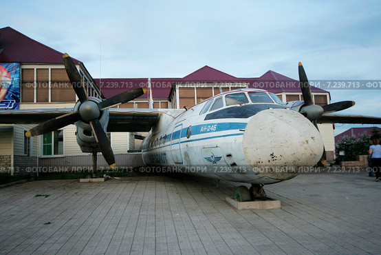 Кафе "Самолет АН-24Б" на трассе М-4 "Дон" (2009 год). Редакционное фото, фотограф A Челмодеев / Фотобанк Лори