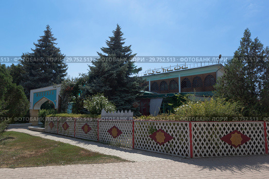 Кафе-театр "Мустафа" в курортном городе Евпатории, Крым (2018 год). Редакционное фото, фотограф Николай Мухорин / Фотобанк Лори