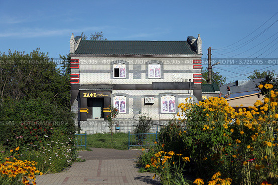 Кафе "Вояж" у вокзала, Струнино, Владимирская область (2012 год). Редакционное фото, фотограф Юлия Кузнецова / Фотобанк Лори