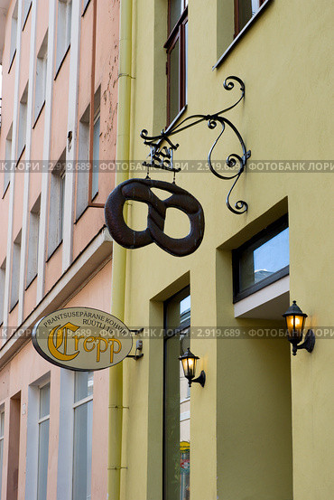 Калач. Вывеска кафе. Тарту. Эстония (2011 год). Редакционное фото, фотограф Александр Щепин / Фотобанк Лори