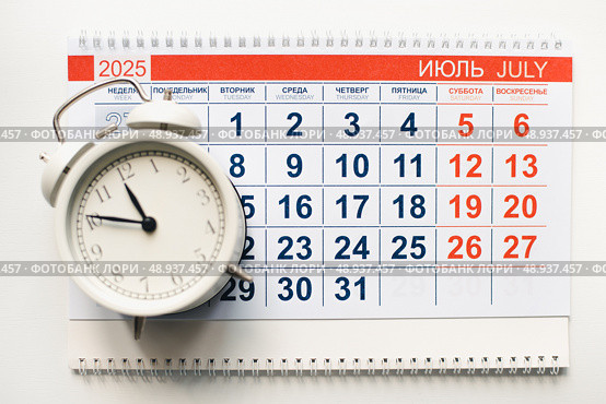 Календарь на июль с будильником. Список дел на июль. Календарь на июль на белом фоне. July calendar with alarm clock. July to-do list. July calendar on white background. Стоковое фото, фотограф Ольга Митряева / Фотобанк Лори