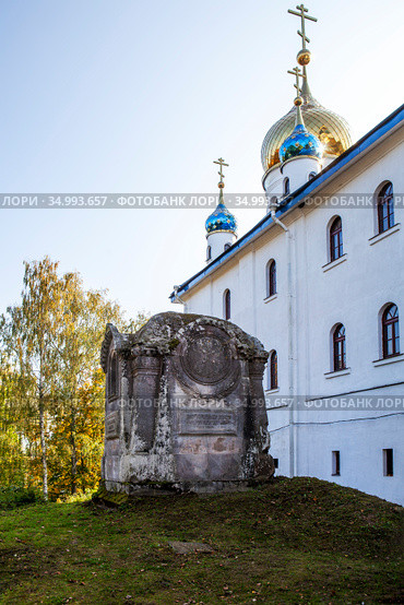 Каменная часовня-склеп над могилой А.Ф. Половцевой (урождённой Татищевой). Иоанно-Богословский Череменецкий мужской монастырь. Череменец. Лужский район, Ленинградская область (2020 год). Стоковое фото, фотограф Сергей Афанасьев / Фотобанк Лори