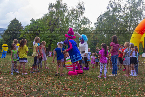 Kamennomostsky, Russia - September 1, 2018: Holiday day of the village with animators and children's playgrounds and competitions in the park in the fall. Редакционное фото, фотограф Андрей С / Фотобанк Лори