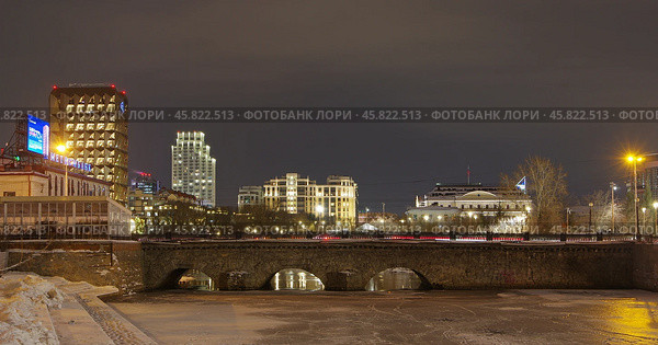 "Каменный мост" в створе улицы Малышева, Екатеринбург. Редакционное фото, фотограф Алексей Иванов / Фотобанк Лори