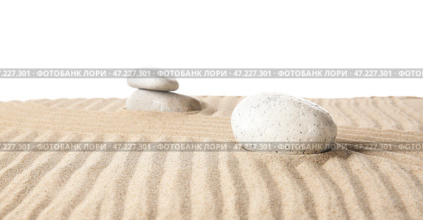 Камни на песке с линиями на белом фоне. Концепция дзен. Стоковое фото, фотограф Pixel_shot / Фотобанк Лори
