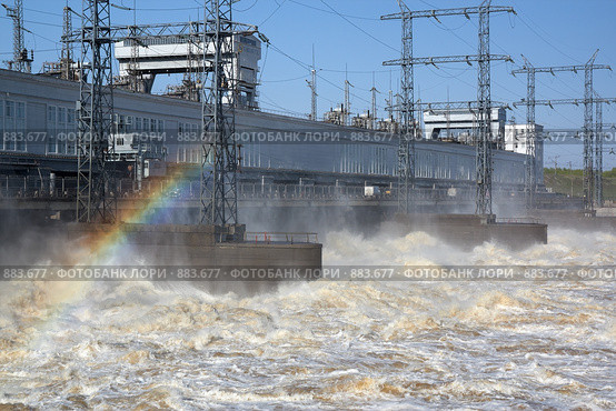 Камская ГЭС. Сброс воды (2009 год). Редакционное фото, фотограф Павел Спирин / Фотобанк Лори