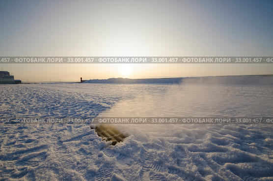 Канализационный люк на сильном морозе. Пары, испарение на холоде. Стоковое фото, фотограф Яковлев Сергей / Фотобанк Лори