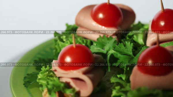 Канапе с беконом и помидорами. Стоковое видео, видеограф ActionStore / Фотобанк Лори