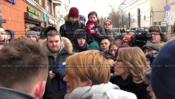 Кандидат в президенты РФ и телеведущая Ксения Собчак среди толпы сторонников на месте открытия памятной таблички Б. Немцову (2018 год). Редакционное видео, видеограф Кузнецов Максим / Фотобанк Лори
