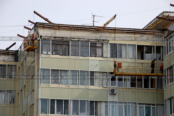 Капитальный ремонт фасада многоквартирного дома (2010 год). Редакционное фото, фотограф Анна Мартынова / Фотобанк Лори