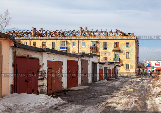 Капитальный ремонт. Ремонт кровли крыши. Улица Окунева, 23. Нижний Тагил. Свердловская область (2020 год). Редакционное фото, фотограф Сергей Афанасьев / Фотобанк Лори